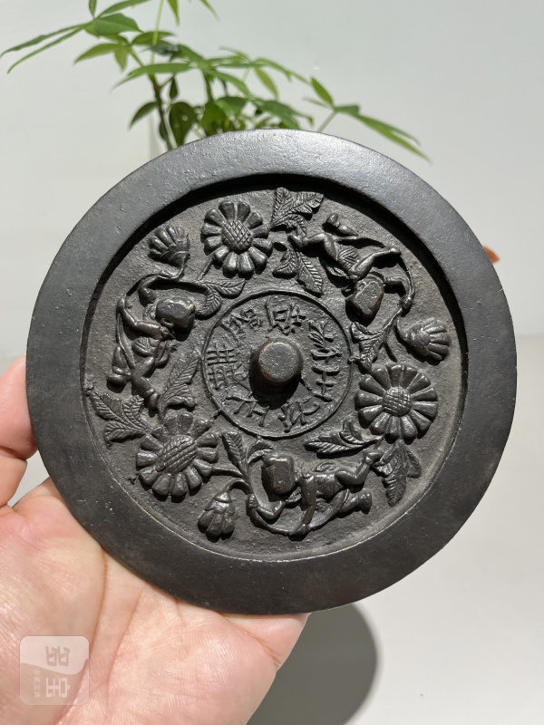 明 童子执莲纹镜 - 图2